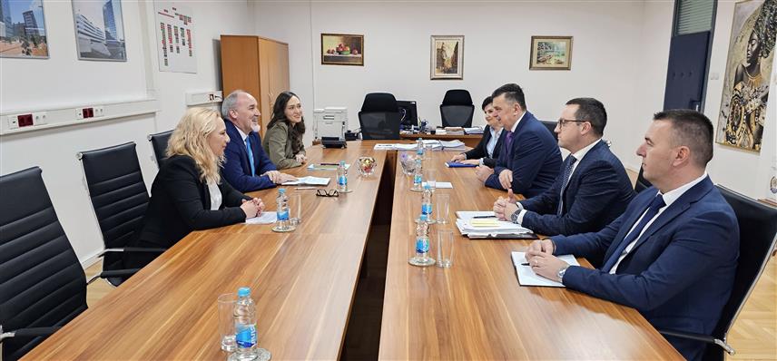 БАЊАЛУКА, 3. МАРTА /СРНА/ - Директор Управа за индиректно опорезивање /УИО/ БиХ Зоран Tегелтија током састанка са амбасадором Швајцарске у БиХ Габријелом Деригетијем.