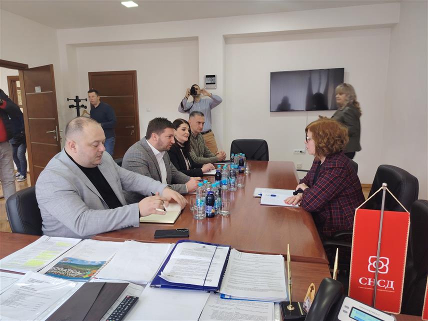 РОГАТИЦА, 3. МАРТА /СРНА/ - Министар управе и локалне самоуправе Републике Српске Сенка Јујић разговарала је данас са начелником Рогатице Нинославом Прелићем о суфинансирању пројеката значајних за ту локалну заједницу и најавила подршку изградњи вртића и стамбеног објекта за младе брачне парове.