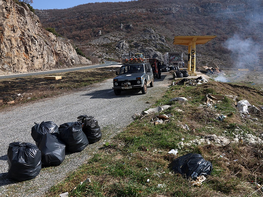 TРЕБИЊЕ, 3. МАРTА /СРНА/ - У великој акцији чишћења данас је прикупљено више од 350 врећа смећа, уз много кабастог отпада поред дионице регионалног пута Требиње–Билећа.