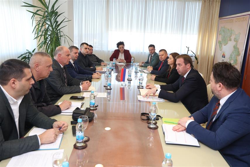 БАЊАЛУКА, 3. МАРТА /СРНА/ - Састанак министра правде Републике Српске Горана Селака и предсједника Синдиката правосуђа Српске Синише Петровића.