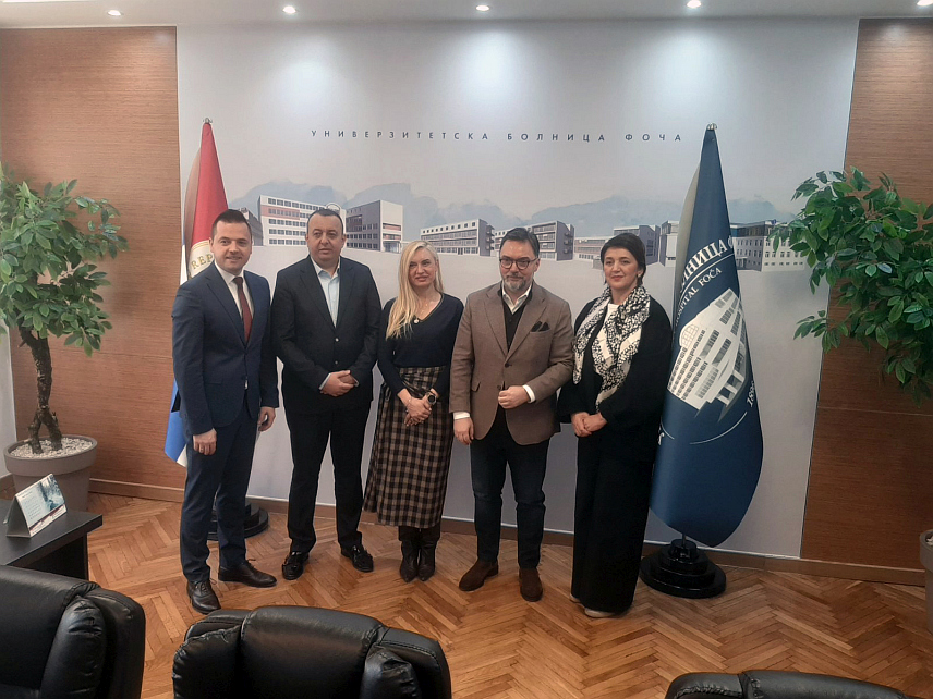ФОЧА, 3. МАРТА /СРНА/ - Министар спољне трговине и економских односа Сташа Кошарац састао се данас у Фочи са директором Универзитетске болнице Фоча Ненадом Лаловићем.