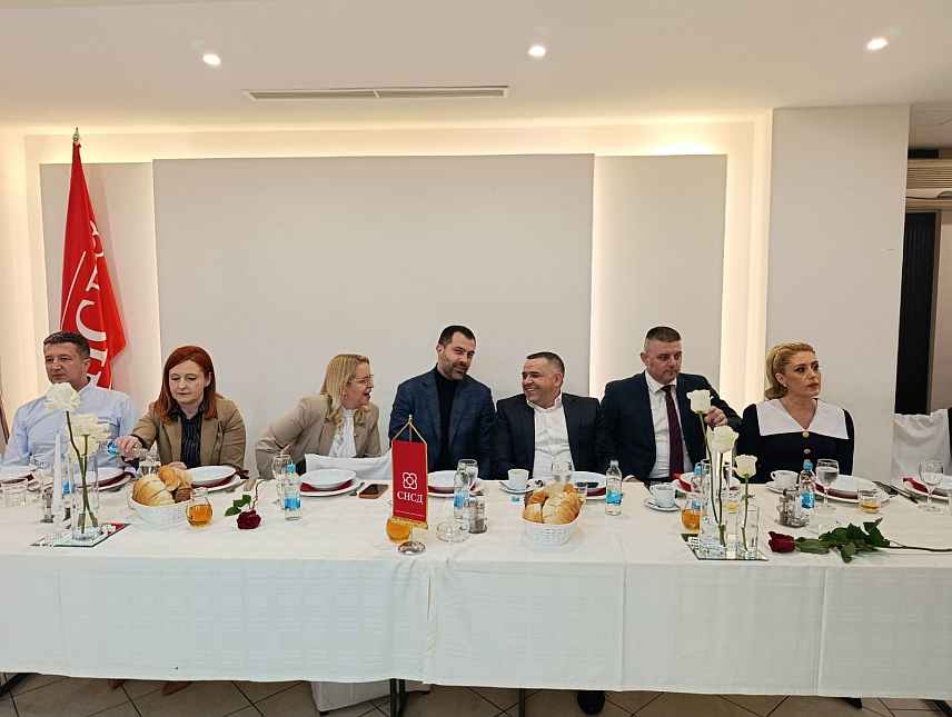 МРКОЊИЋ ГРАД, 3. МАРТА /СРНА/ - Општински одбор СНСД-а Мркоњић Град организовао је вечерас осмомартовску прославу којој је присуствовало више од 500 гостију. Прослави су присуствовали и потпредсједник СНСД-а Мирослав Бојић, организациони секретар странке Игор Додик, предсједник и потпредсједник Актива жена Душица Шолаја и Сњежана Бурсаћ и бројни други.