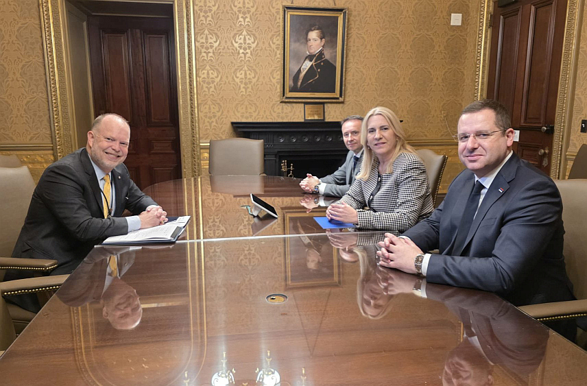 ВАШИНГТОН, 3. МАРТА /СРНА/ - Српски члан Предсједништва БиХ Жељка Цвијановић састала се данас у Бијелој кући са специјалним помоћником предсједника САД Доналда Трампа, Чарлсом Меклофлином. Састанку је присуствовао српски делегат у Дому народа Парламентарне скупштине БиХ Радован Ковачевић.