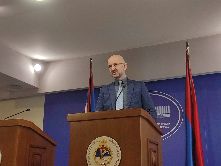 БАЊАЛУКА, 4. МАРТА /СРНА/ - Клуб посланика СНСД-а у Народној скупштини Републике Српске упутиће данас у процедуру приједлог резолуције о осуди и забрани промовисања и величања идеологије и симбола Независне Државе Хрватске /НДХ/ и других усташких, нацистичких и фашистичких идеологија и симбола, изјавио је шеф овог клуба Срђан Мазалица.