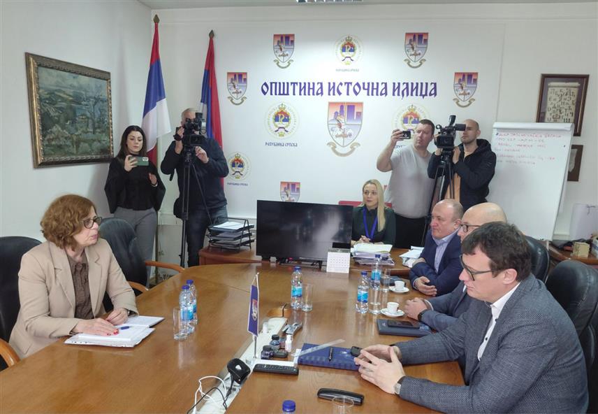 ИСТОЧНА ИЛИЏА, 4. МАРТА /СРНА/ - Министар управе и локалне самоуправе Републике Српске Сенка Јујић разговарала је данас са начелником општине Источна Илиџа Маринком Божовићем о модалитетима функционисања органа и служби локалне самоуправе, те оцијенила да је Источна Илиџа напредна јединица локалне самоуправе.