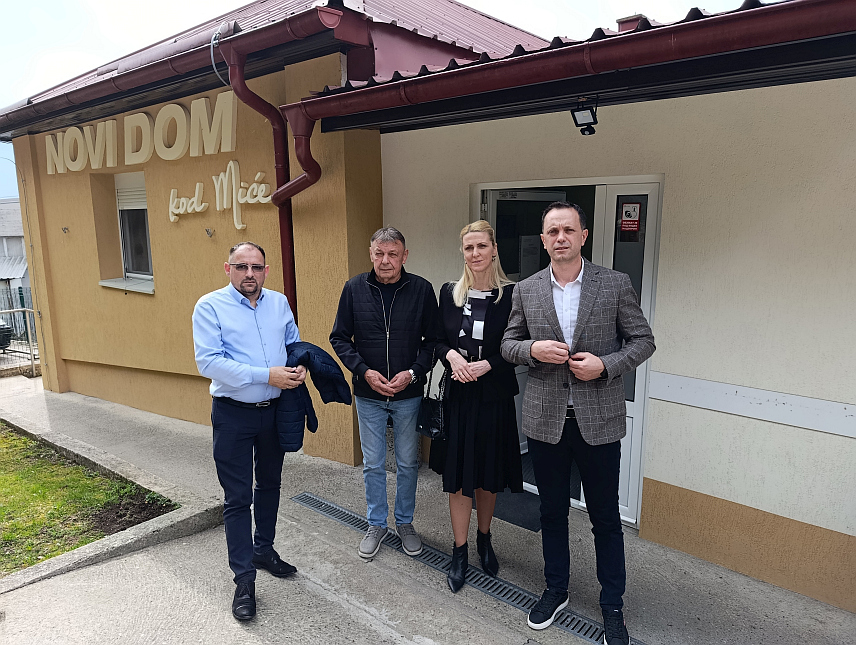 РИБНИК, 4. МАРТА /СРНА/ - Начелник општине Рибник Душко Дакић и директор Центра за социјални рад Санела Лучар данас су посјетили шест суграђана који су смјештени у Дому за стара лица у Мркоњић Граду.