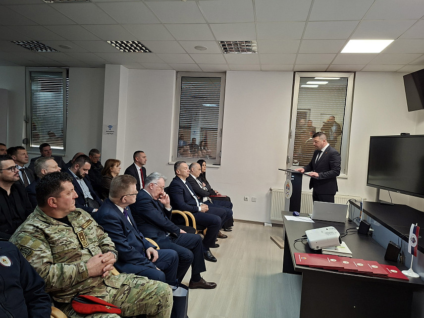 ИСТОЧНО САРАЈЕВО, 4. МАРТА /СРНА/ - Директор Републичке управе цивилне заштите Борис Трнинић уручио је данас у Источном Сарајеву опрему представницима Министарства унутрашњих послова /МУП/ Републике Српске, те Градишке, Теслића, Фоче и Српца, чиме је окончано обиљежавање 1. марта – Међународног дана цивилне заштите.