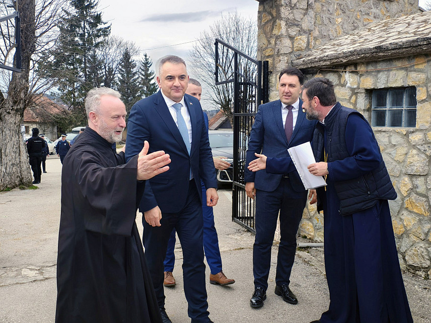 СОКОЛАЦ, 4. МАРТА /СРНА/ - Предсједник Владе Републике Српске Саво Минић дошао је на Соколац гдје је обишао Цркву Светог пророка Илије - Романијску Лазарицу, чија је реконструкција у току. Минића су дочекали начелник општине Соколац Страхиња Башевић и локално свештенство.