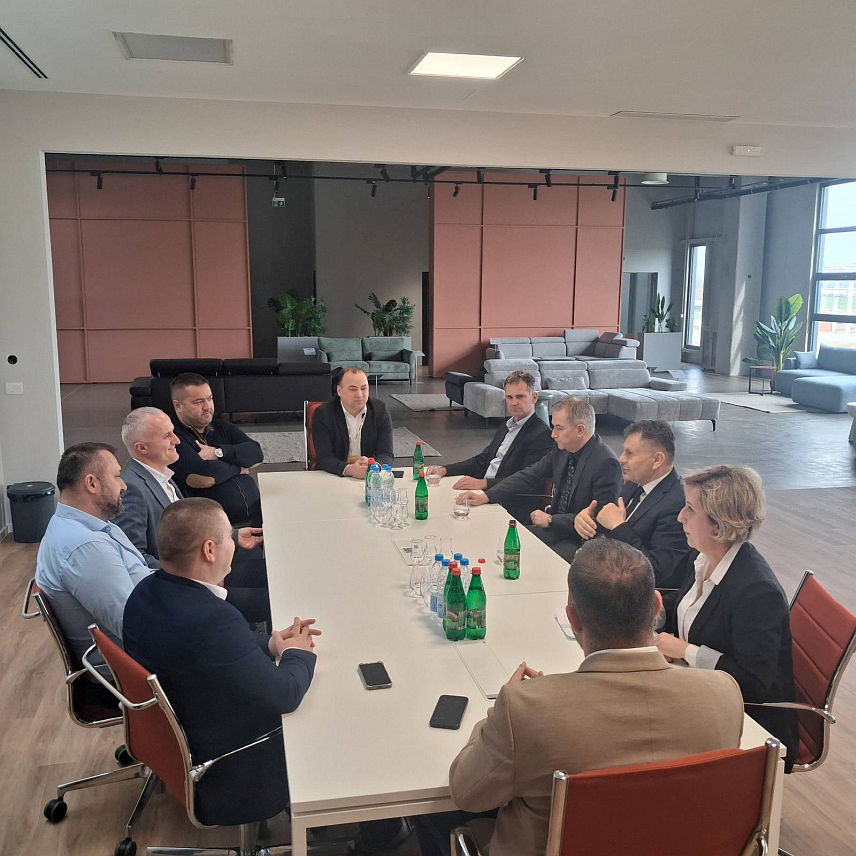 ЛАКТАШИ, 4. МАРТ /СРНА/ - Министар привреде и предузетништва Републике Српске Раденко Бубић у посјети компанији ГМП у Александровцу код Лакташа.