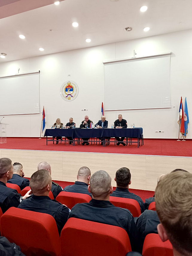 БАЊАЛУКА, 4. МАРТА /СРНА/ - Министар унутрашњих послова Жељко Будимир и директор Полиције Синиша Кострешевић присуствовали су данас састанку Команде Жандармерије на којем су се осврнули на усложњавање безбједносне ситуације због кризе на Блиском истоку и исказали опредијељеност да се осигура безбједности свих грађана у Српској.