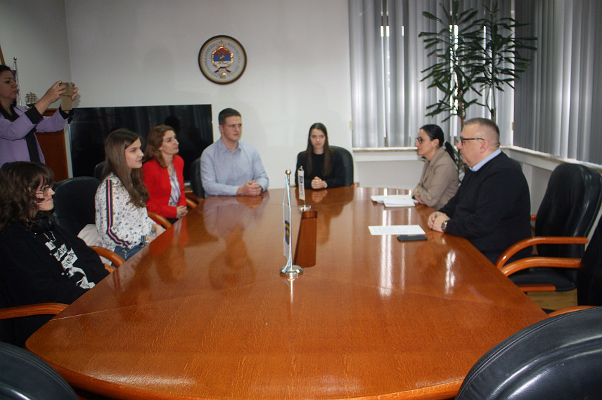 МОДРИЧА, 4. МАРTА /СРНА/ - Начелник Модриче Јовица Радуловић примио је данас средњошколце Лену Лејић, Миљана Новаковића, Владана Мартића и Милоша Мишића, учеснике у програму истраживачке станице "Петница".