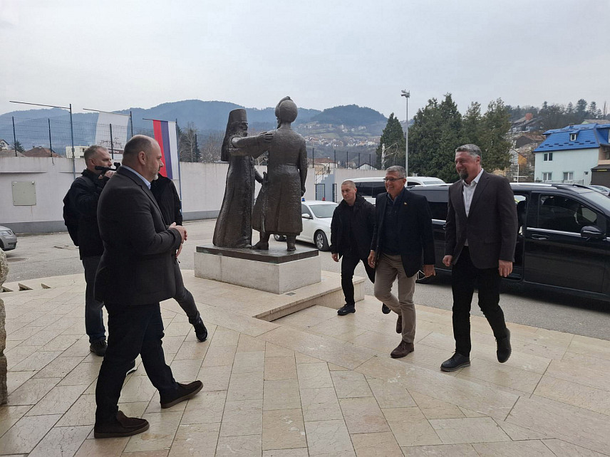 ВШЕГРАД, 4. МАРТА /СРНА/ - Амерички генерал Мајкл Флин посјетио је данас Вишеград гдје је обишао више локација и састао се са начелником општине Младеном Ђуревићем.