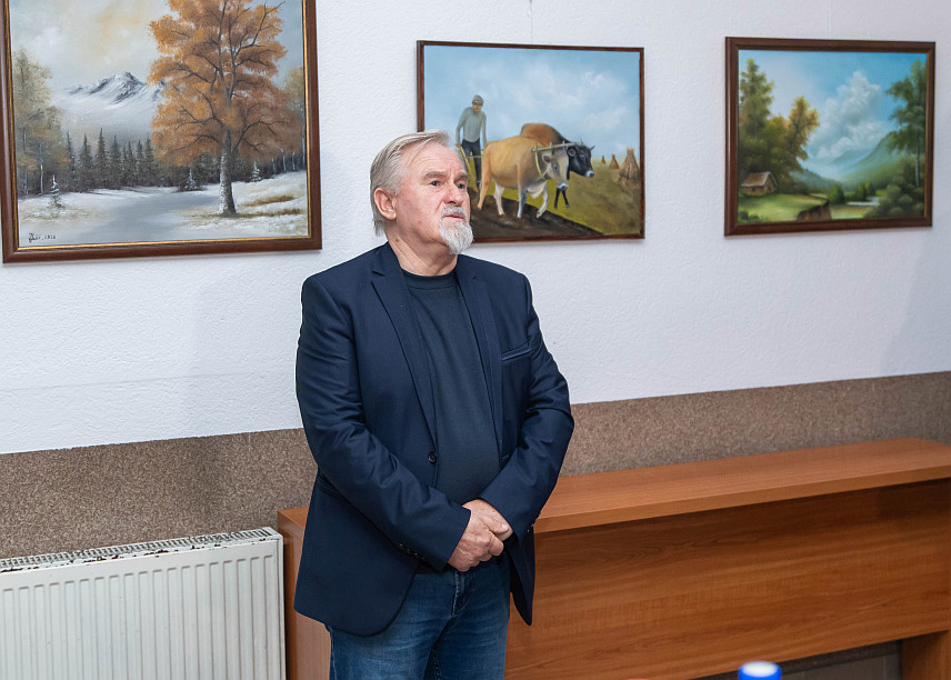 ПРЊАВОР, 4. МАРТА /СРНА/ - У Прњавору је вечерас отворена девета самостална изложба "Природа у срцу" сликара Ивана Нешића који је публици представио 21 дјело урађено у техници уље на платну.