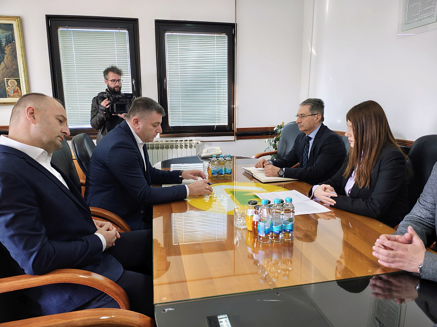 СОКОЛАЦ, 5. МАРТА /СРНА/ - Министар пољопривреде, шумарства и водопривреде Републике Српске Анђелка Кузмић разговарала је данас са директором Шумског газдинства "Романија" Гораном Косорићем.