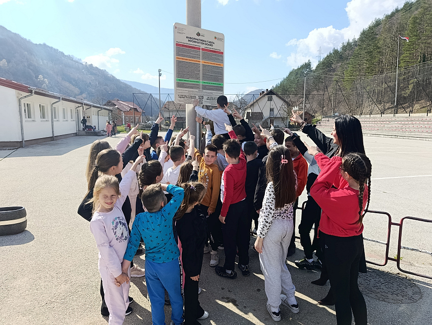 ЈЕЗЕРО, 5. МАРТА /СРНА/ - У општини Језеро данас је представљена завршна фаза европског пројекта заштите од пожара на отвореном "Фајерсејф Језеро" вриједног 33.000 швајцарских франака, у оквиру којег су постављене 24 информативне табле, а који ова општина спроводи заједно са Институтом за заштиту и екологију Републике Српске.