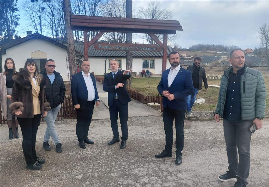 СОКОЛАЦ, 5. МАРТА /СРНА/ - Министар здравља и социјалне заштите Републике Српске Ален Шеранић разговарао је данас на Сокоцу са руководствима Специјалне болнице за психијатрију и Завода за форензичку психијатрију о побољшању рада и услова боравка штићеника, посебно малољетних, који су због кривичних дјела упућени на психијатријско лијечење и чување.