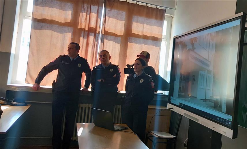 ТРЕБИЊЕ, 5. МАРТА /СРНА/ - Ученицима Техничке школе у Требињу данас је представљена Средња школа унутрашњих послова, приказан видео-спот и указано на могућности које ова школа нуди.