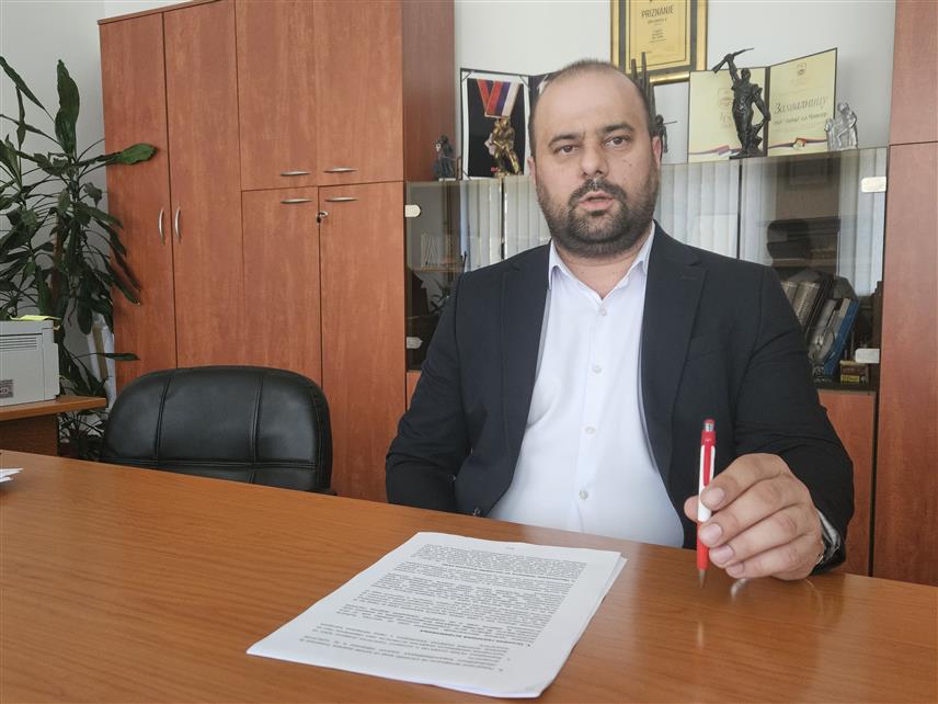 ПРИЈЕДОР, 5. МАРТА /СРНА/ - Вршилац дужности директора Рудника жељезне руде "Љубија" Приједор Горан Велаула изјавио је да није званично обавијештен да је "Нова Љубија" поднијела приједлог да над тим рудником буде отворен стечај, наводећи да би то био дуготрајан процес са несагледивим посљедицама.