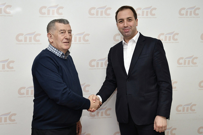 ХАН ПИЈЕСАК, 5. МАРТА /СРНА/ - Предсједник Социјалистичке партије Српске /СПС/ Горан Селак и досадашњи одборник ДЕМОС-а у Скупштини општине Хан Пијесак Драган Лапчевић који је приступио у СПС.