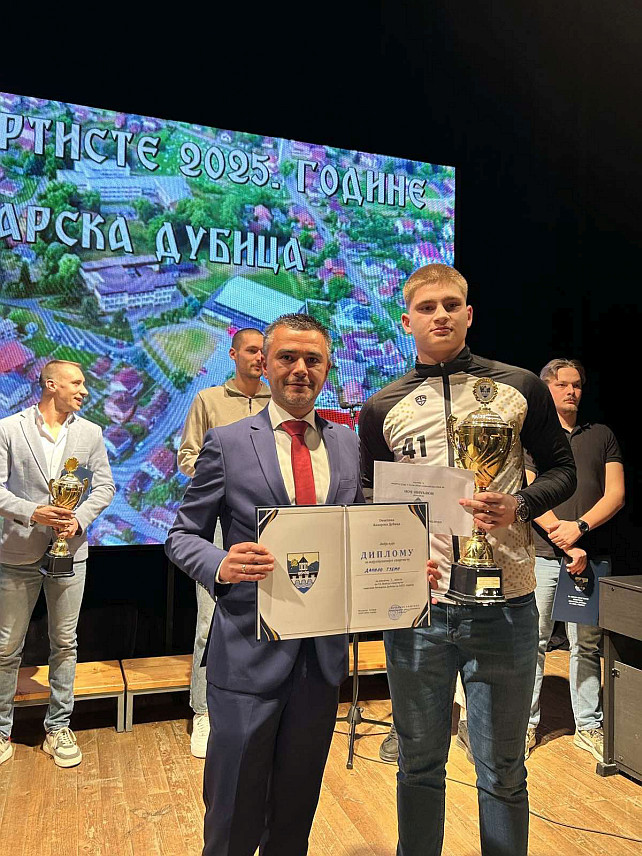 КОЗАРСКА ДУБИЦА, 5. МАРТА /СРНА/ - Начелник општине Козарска Дубица Игор Савковић и најбољи спортиста општине Козарска Дубица у 2025. години Данило Tубин из Рукометног клуба "Козара".