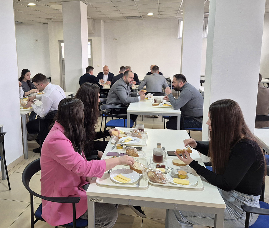 ПАЛЕ, 5. МАРТА /СРНА/ - Министар за научнотехнолошки развој и високо образовање Републике Српске Драга Мастиловић доручковао са студентима у паљанском Студентском центру, те разговарао са директором ове установе Марком Гајовићем и ректором Универзитета у Источном Сарајеву Миланом Кулићем о условима боравка и студентском стандарду.