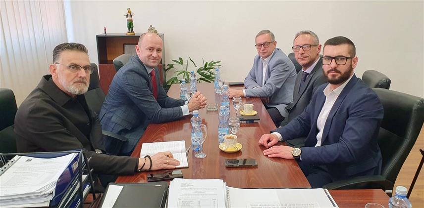 БРОД, 6. МАРТА /СРНА/ - Министар рада и борачко-инвалидске заштите Републике Српске Радан Остојић започео је посјету Броду, састанком са начелником ове општине Миланом Зечевићем.