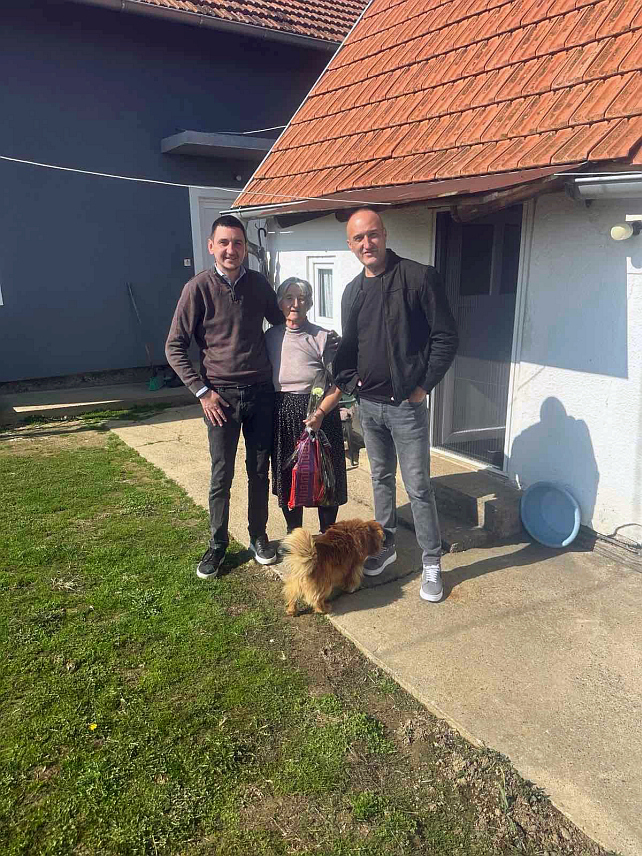 ПЕЛАГИЋЕВО, 6. МАРТА /СРНА/ - Начелник општине Пелагићево Славко Тешић изјавио је Срни да је данас, заједно са сарадницима, имао част да мајкама и супругама бораца погинулих у Одбрамбено-отаџбинском рату честита предстојећи празник 8. март – Дан жена.