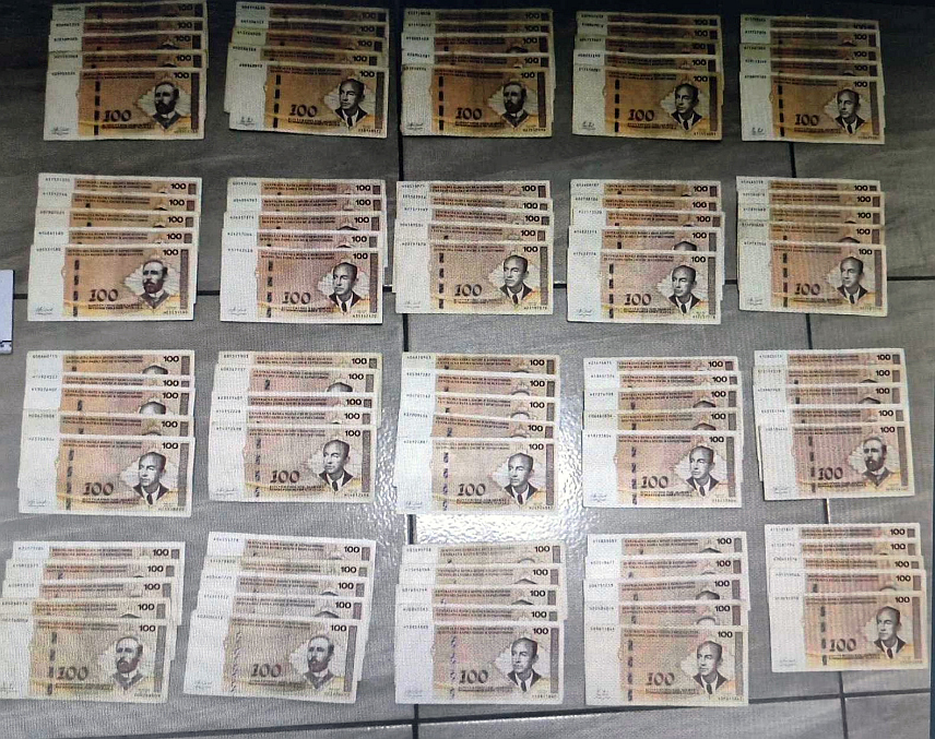 ТУЗЛА, 6. МАРТА /СРНА/ - Тузлак чији су иницијали Х.И. /28/ ухапшен је након што је код њега пронађено 18 паковања опојне дроге укупне тежине око два килограма и око 30.000 КМ, саопштено је данас из Управе полиције МУП-а Тузланског кантона.