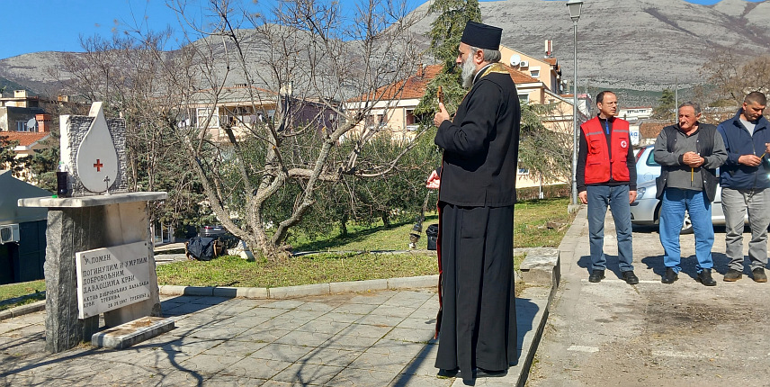 TРЕБИЊЕ, 6. МАРТА /СРНА/ - У Tребињу је данас акцијом давања крви, као и служењем помена погинулим и умрлим добровољним даваоцима обиљежено 60 година од прве дозе драгоцјене течности која је дата у требињској болници.