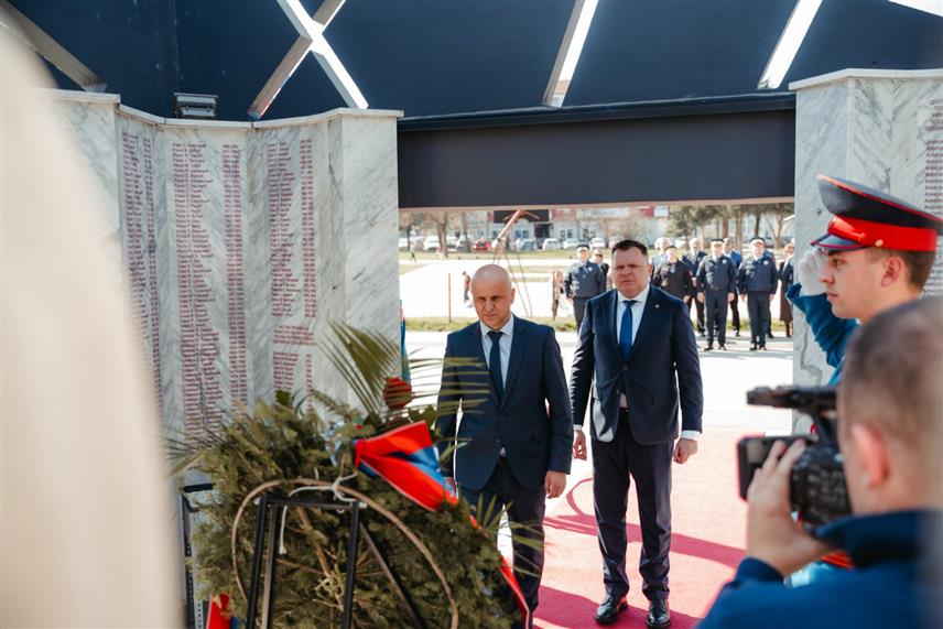 БАЊАЛУКА, 6. МАРТА /СРНА/ - Министар унутрашњих послова Републике Српске Жељко Будимир је са директором Полиције Српске Синишом Кострешевић положио вијенац на Централном спомен-обиљежју погинулим припадницима МУП-а поводом Међународног дана сјећања на полицијске службенике настрадале на дужности.