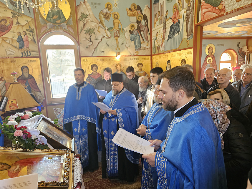 УГЉЕВИК, 6. МАРТА /СРНА/ - У Манастиру Светог Александра Невског у Угљевику свечано је дочекана икона Пресвете Богородице "Умекшање злих срца" и служен Акатист којем је присуствовао велики број вјерника.