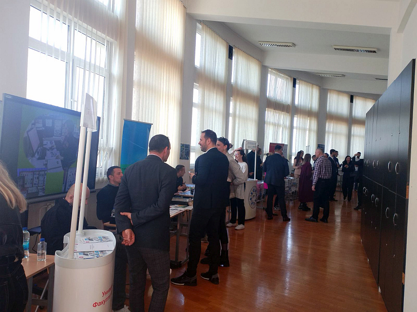 БИЈЕЉИНА, 6. МАРТА /СРНА/ - Универзитет у Источном Сарајеву организовао је данас у Бијељини Дан отворених врата и том приликом матурантима из регије представљено је 17 факултета на којима су школовање и смјештај у студентским домовима бесплатни.
