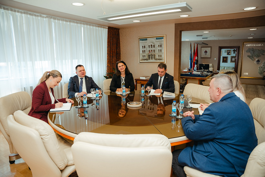 БАЊАЛУКА, 6.МАРТА /СРНА/ - Министар унутрашњих послова /МУП/ Републике Српске Жељко Будимир и директор за операције Центра за спровођење закона у Југоисточној Европи /СЕЛЕС/ Чавдаро Георгиев на састанку у Бањалуци.