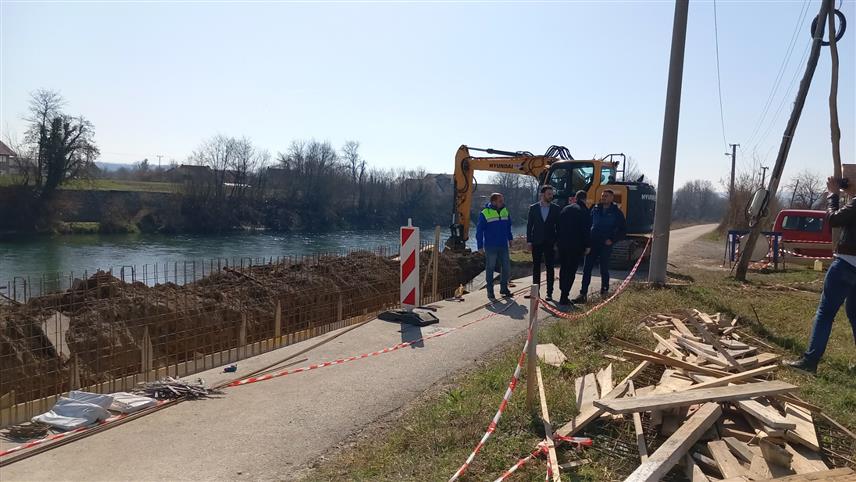 ПРИЈЕДОР, 6. МАРТА /СРНА/ - Градоначелник Приједора Слободан Јавор обишао је данас радове на изградњи парапетног зида у Туковима у дужини од километар и 80 метара.