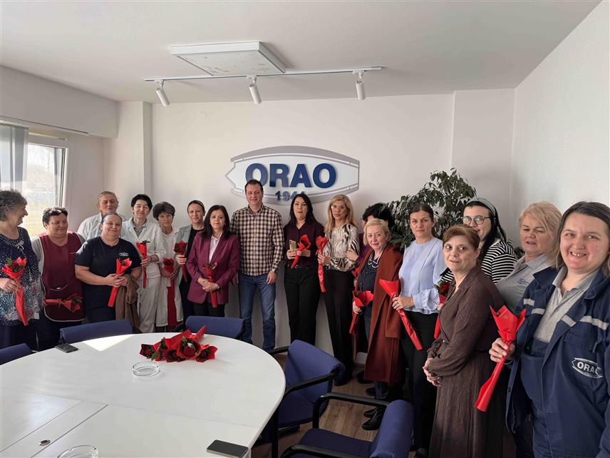 БИЈЕЉИНА, 6. МАРТА /СРНА/ - Директор компаније "Орао" Бијељина Марко Мркајић је у сусрет 8. марту уручио цвијеће и пригодне поклоне за запослене жене у тој компанији.