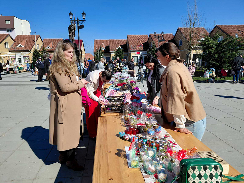 ВЛАСЕНИЦА, 6. МАРТА /СРНА/ - У Власеници је данас одржан осмомартовски Базар, поводом Међународног дана жена, који је окупио више од 27 излагача из ове општине, Милића, Шековића, Сокоца и Зворника.
