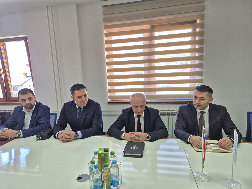 ПАЛЕ, 6. МАРТА /СРНА/ - Министар енергетике и рударства Републике Српске Петар Ђокић одржао је данас састанак са руководством "Електродистрибуције" Пале и директором предузећа Ацом Станишићем.