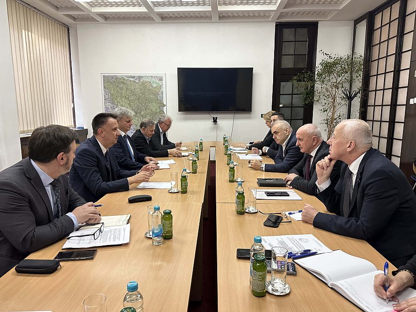 БАЊАЛУКА, 6. МАРТА /СРНА/ - Министар енергетике и рударства Републике Српске Петар Ђокић састао се данас у Сарајеву са федералним министром енергије, рударства и индустрије Ведраном Лакићем. Састанку су присуствовали министар саобраћаја и веза Републике Српске Зоран Стевановић, представници Министарства привреде и предузетништва Српске, федерални министар трговине Амир Хасичевић, савјетници премијера ФБиХ, као и представници Министарства спољне трговине и економских односа у Савјету министара.