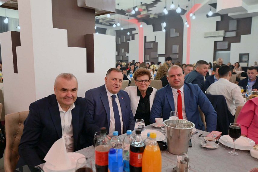 ЗВОРНИК, 6. МАРТА /СРНА/ - Лидер СНСД-а Милорад Додик на осмомартовској прослави СНСД-а одржаној вечерас у Зворнику.