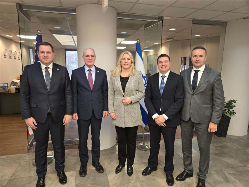 ВАШИНГТОН, 6. МАРТА /СРНА/ - Српски члан Предсједништва БиХ Жељка Цвијановић и српски делегат у Дому народа Парламентарне скупштине БиХ Радован Ковачевић састали су се данас у Вашингтону са амбасадором Израела у САД Јехиелом Лајтером.