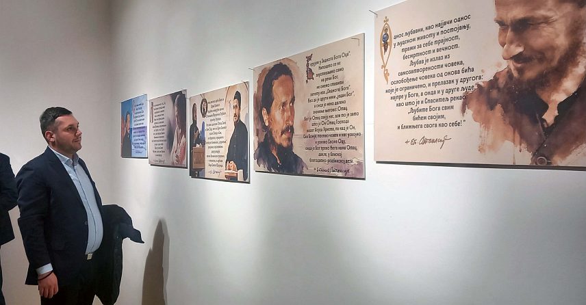 TРЕБИЊЕ, 6. МАРТА /СРНА/ - У Tребињу је вечерас отворена изложба фотографија "Слово љубве владике Атанасија Јевтића" јеромонаха Tеофила, на којима су представљене 33 мисли блаженопочившег епископа захумско-херцеговачког и приморског Атанасија.