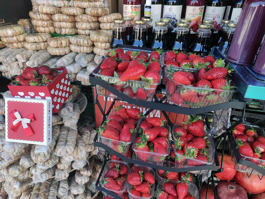 БАЊАЛУКА, 6. МАРТА /СРНА/ - На бањалучку Тржницу стигле су прве јагоде, дозреле ових дана на подручју Херцеговине, а за овај слатки ужитак потребно је издвојити 10 КМ, и то за омању посуду.