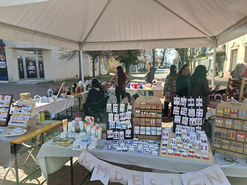 ШАМАЦ, 7. МАРТА /СРНА/ - Дводневни "Прољетни базар" у сусрет прољећу и у част Међународног дана жена отворен је на градском тргу у Шамцу, а своје производе представило је 17 излагача из ове и околних општина.