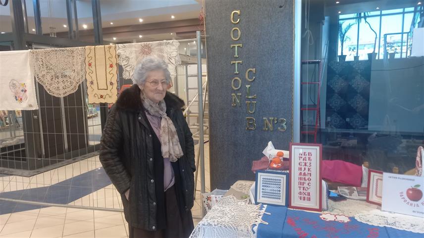 ИСТОЧНО САРАЈЕВО, 7. МАРТА /СРНА/ - Чланице удружења "Пробуди се" и "Чаролија нити" данас су у Источном Сарајеву организовале "Осмомартовски базар", гдје су изложиле ручне радове.