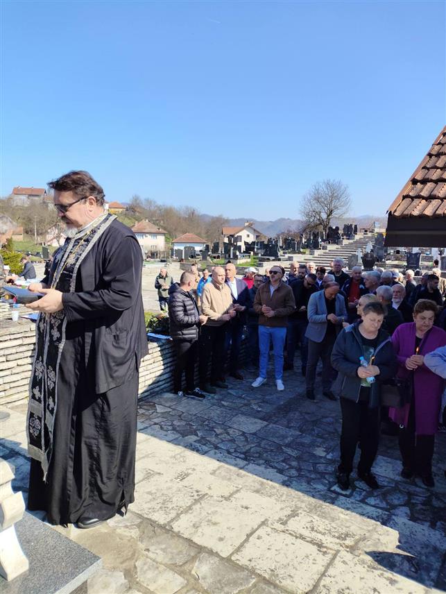 БРАТУНАЦ, 7. МАРТА /СРНА/ - На братуначком гробљу данас је служен парастос погинулим борцима чији су посмртни остаци, након потписивања Дејтонског споразума прије 30 година, у егзодусу Срба из сарајевских општина, пренесени и сахрањени у овом гробљу.