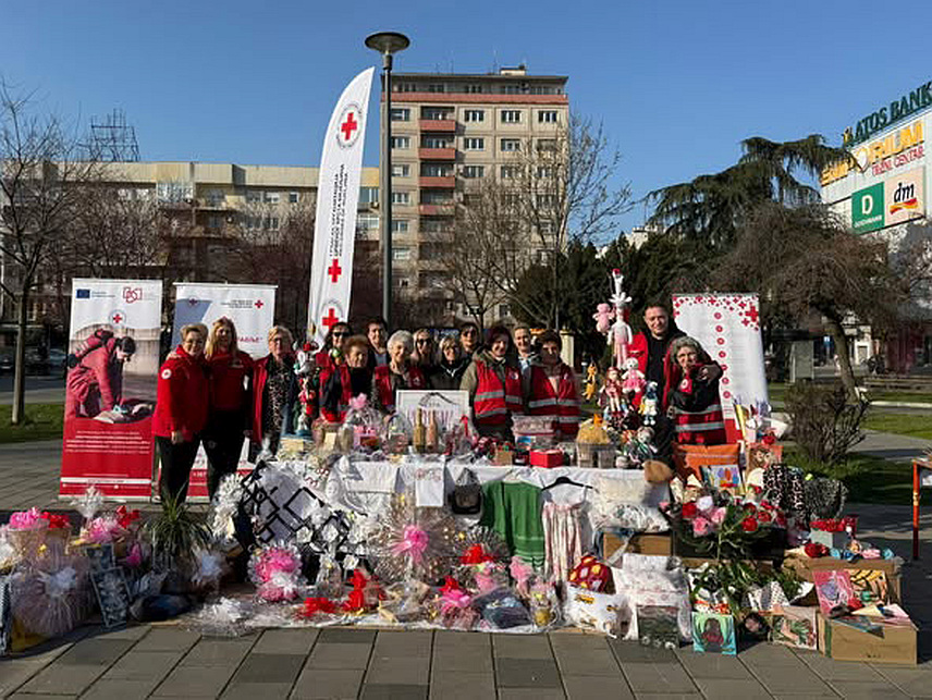 БИЈЕЉИНА, 7. МАРТА /СРНА/ - На осмомартовском базару на градском тргу у Бијељини постављен је штанд Црвеног крста са рукотворинама групе из програма "Активно и здраво старење" и сав приход биће усмјерен на организовање програма за квалитетнији и активнији живот старијих суграђана.