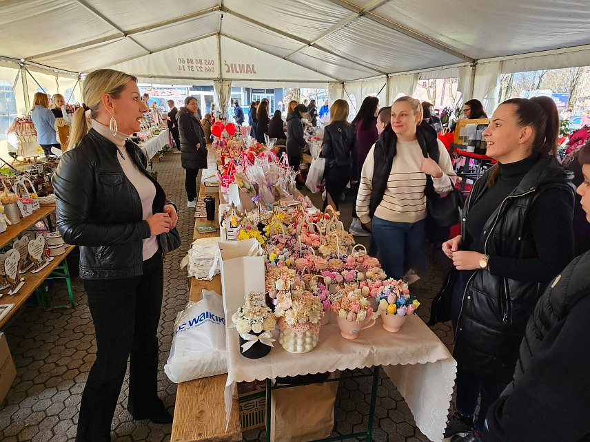 ТЕСЛИЋ, 7. МАРТА /СРНА/ - У Теслићу је, поводом Дана жена – 8. марта, отворен дводневни Сајам рукотворина продајног карактера, који је окупио 62 излагача са подручја Републике Српске.