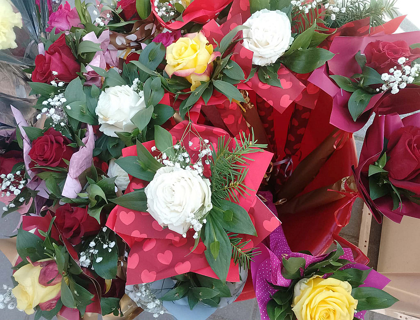 НОВИ ГРАД, 7. МАРТА /СРНА/ - У главној улици у Новом Граду богата је понуда поклона пригодних за Међународни дан жена - 8. март, а највише је цвијећа, ружа и каранфила.