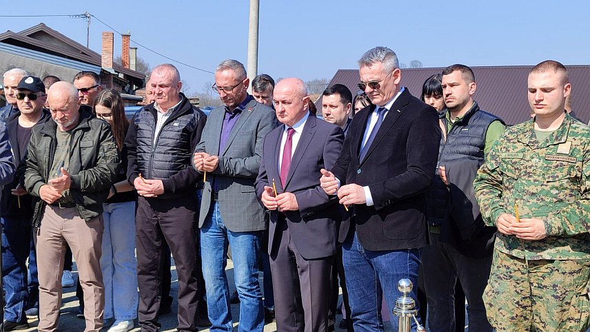 БРЧКО, 8. МАРTА /СРНА/ – У Грбавици код Брчког данас је служен парастос поводом 33 године од страдања 13 бораца Војске Републике Српске, које су 1993. године на стравичан начин убили припадници такозване Армије БиХ, парастосу је присуствовао министар рада и борачко-инвалидске заштите Републике Српске Радан Остојић и министар енергетике и рударства Републике Српске Петар Ђокић.