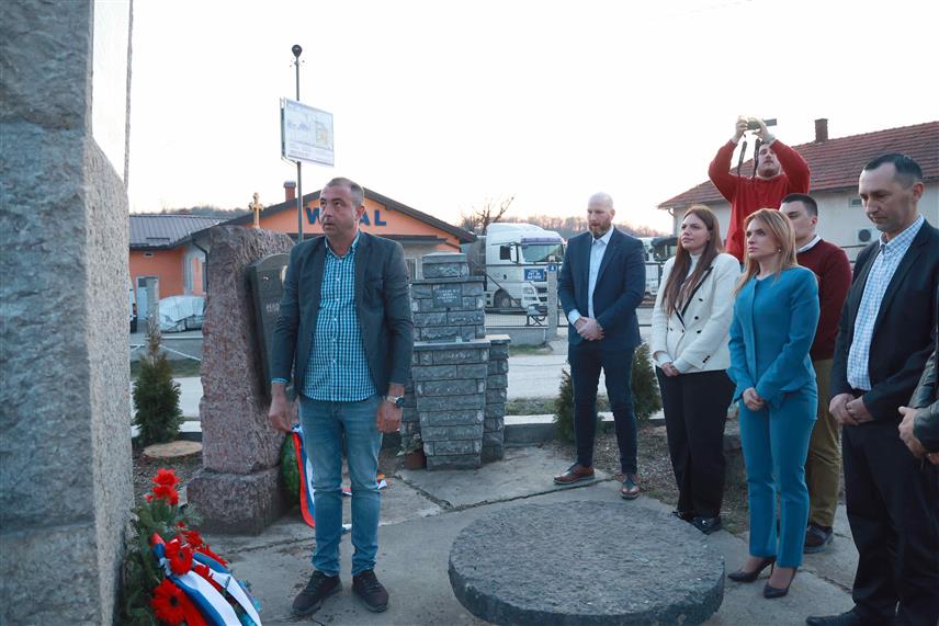 БЕОГРАД, 8. МАРТА /СРНА/ - Министар за рад, запошљавање, борачка и социјална питања Србије Милица Ђурђевић Стаменковски положила је вијенац на спомен-обиљежје војнику Слободану Красићу из села Доња Краварица код Лучана, који је погинуо у НАТО агресији 1999. године.